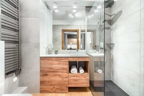 Dusche, Haartrockner, Shampoo