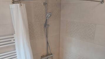 Haartrockner, Handtücher, Seife, Shampoo