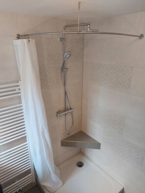 Haartrockner, Handtücher, Seife, Shampoo