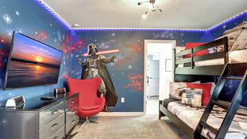 6 dormitoris, planxa i posts de planxar i un bressol de viatge