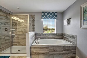 Douche, serviettes fournies, papier de toilette