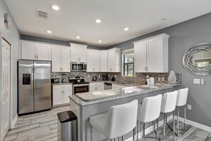 冷蔵庫、電子レンジ、オーブン、コンロ