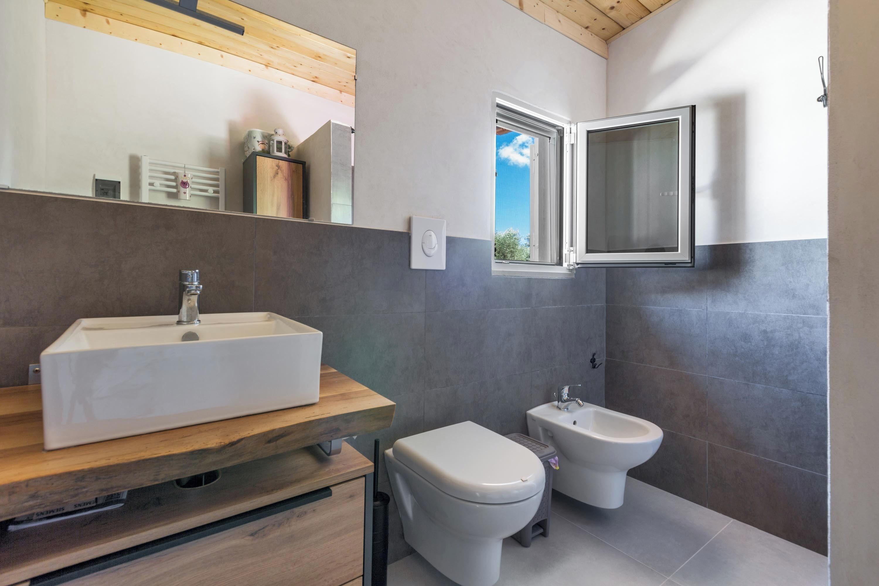 Villa | Badkamer | Een douche, een haardroger, handdoeken
