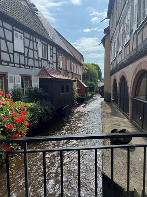 Een smalle gracht met aan weerszijden traditionele vakwerkhuizen en een houten brug erover.