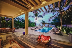 A heated pool - Alma Rosa: Jade Bay's jewel, elegant beachfront villa with a heated pool! (Akumal)
