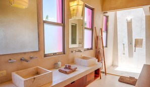 Shower, hair dryer, towels - Alma Rosa: Jade Bay's jewel, elegant beachfront villa with a heated pool! (Akumal)