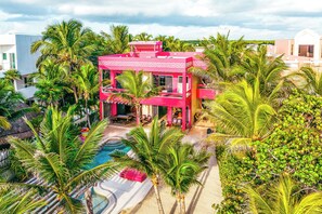 Exterior - Alma Rosa: Jade Bay's jewel, elegant beachfront villa with a heated pool! (Akumal)