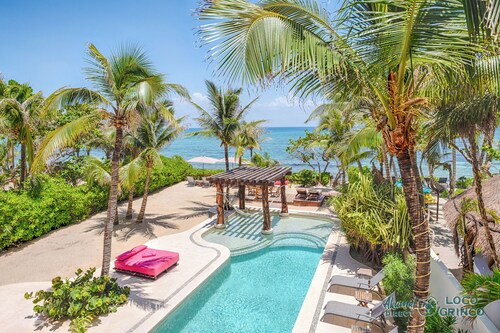 Alma Rosa: Jade Bay's jewel, elegant beachfront villa with a heated pool!