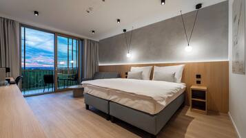 Standard-Doppel- oder -Zweibettzimmer, Balkon, Blick auf den Golfplatz | 1 Schlafzimmer, Allergikerbettwaren, Zimmersafe