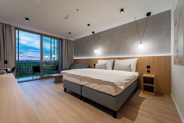 Camera Standard con letto matrimoniale o 2 letti singoli, balcone, vista campo da golf | Biancheria da letto ipoallergenica, una cassaforte in camera