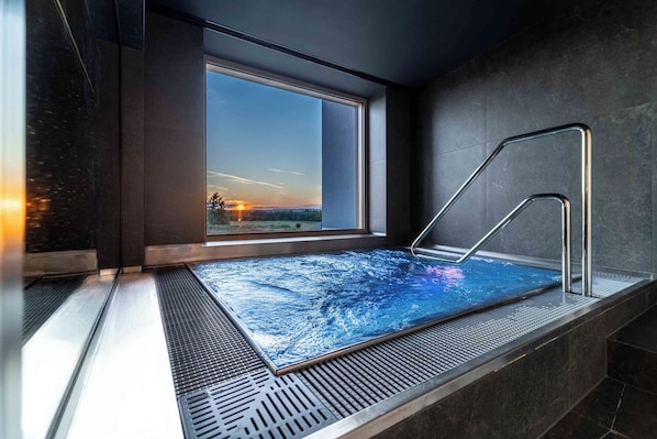 Un sauna, una bañera de hidromasaje, baño turco, masajes