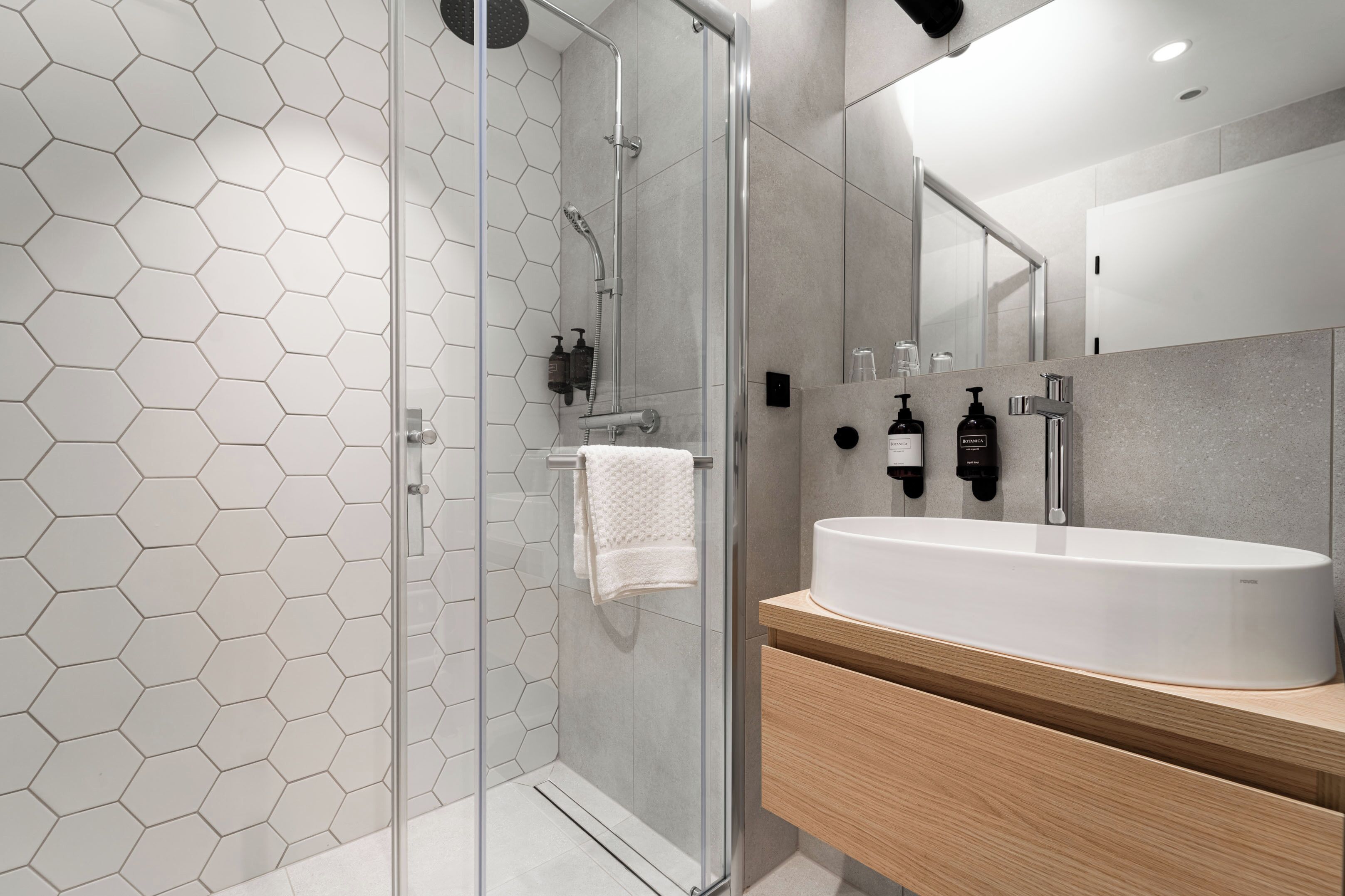 Shower, hydromassage showerhead, free toiletries, hair dryer