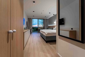 Ropa de cama hipoalergénica y caja de seguridad en la habitación