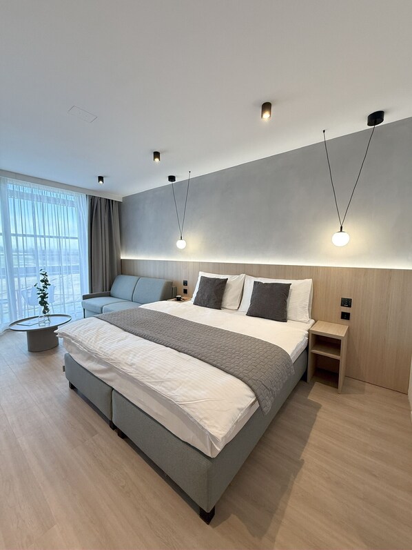 Habitación Confort con 1 cama matrimonial o 2 individuales, balcón, vista al campo de golf | Ropa de cama hipoalergénica y caja de seguridad en la habitación 