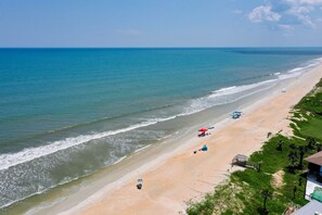 Una spiaggia nelle vicinanze