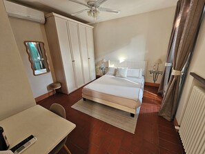 Minibar, escritorio, espacio para trabajar con laptop y wifi gratis 