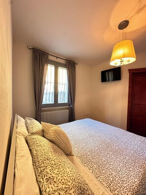 Quarto casal, 1 quarto | Frigobar, escrivaninha, espaço de trabalho para notebook