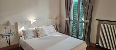 Habitación doble, 1 habitación | Minibar, escritorio, espacio para trabajar con un portátil y wifi gratis