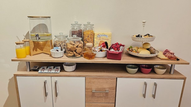 Un buffet per la colazione con diversi cibi e condimenti.