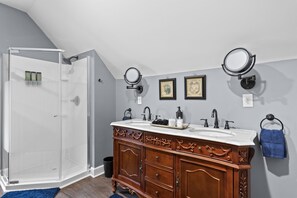 Shower, hair dryer, towels - Spacious Historic Escape | 4BR Luxury | Walk to Downtown & Landmarks (Springfield)