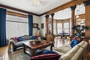 智能电视、电子游戏、音乐库、影片库