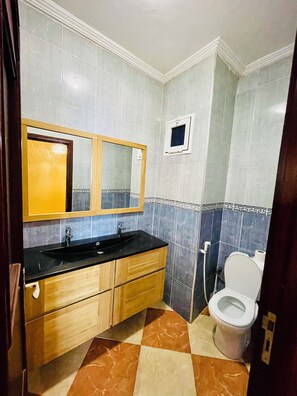 Secador de pelo, toallas, jabón y champú