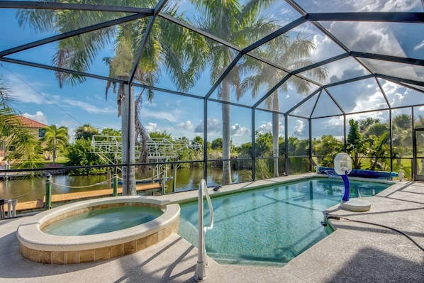 Una piscina al aire libre, una piscina climatizada