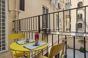 Outdoor dining - Visconti58 Boutique House: Modern Apartment With Balcony Near St. Peter (Roma)