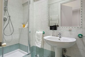 Shower, hair dryer, towels, soap - Visconti58 Boutique House: Modern Apartment With Balcony Near St. Peter (Roma)