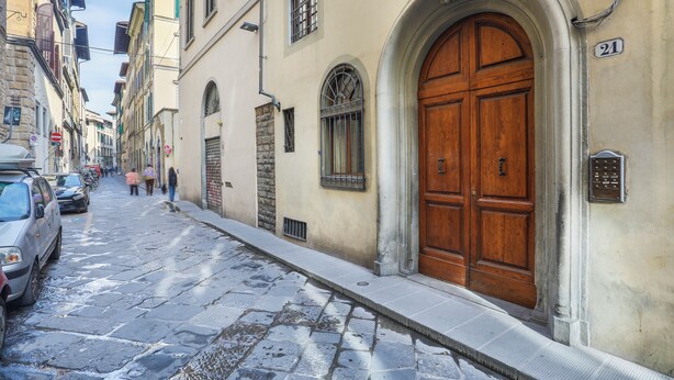 Front of property - Pandolfini Courtyard (Florence)