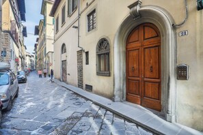 Front of property - Pandolfini Courtyard (Florence)