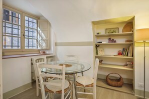 Interior detail - Pandolfini Courtyard (Florence)