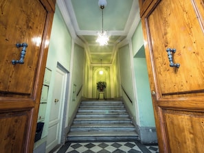 Unclassified image, 3 of 22, button - Pandolfini Courtyard (Florence)