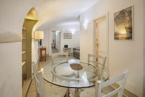 Unclassified image, 4 of 22, button - Pandolfini Courtyard (Florence)