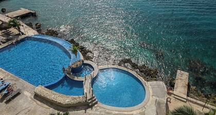 Caribbean Dream Ocean Front Condo El Cantil 6BN