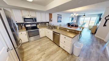 Réfrigérateur, cafetière/bouilloire, grille-pain