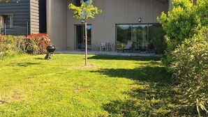 A modern building with a flat roof and large windows. - Zanzimare Casa Petru_T2 (Porticcio)