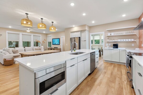 冷蔵庫、電子レンジ、オーブン、コンロ