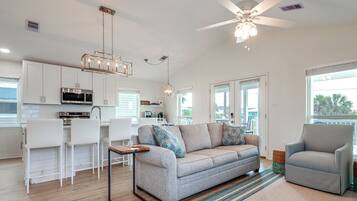 Cottage (2 Bedrooms) | Living area | TV