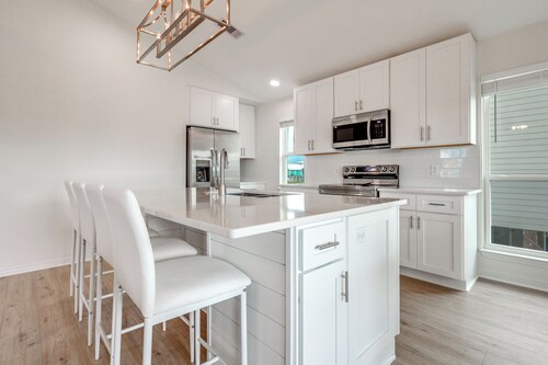 Gulf Shores Cottage w/ Water Views, Walk to Beach!