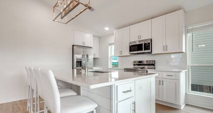 Gulf Shores Cottage w/ Water Views, Walk to Beach!