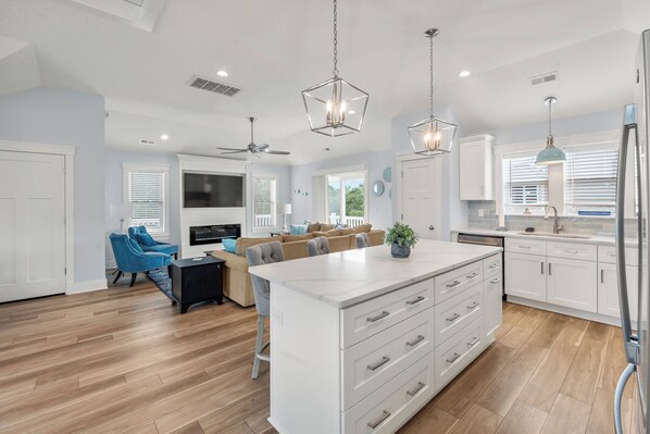 Smart-tv, eldstad och ett bordtennisbord