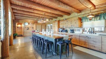 Microwave, oven, stovetop, cookware/dishes/utensils