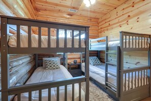 6 bedrooms, laptop workspace, iron/ironing board, free cots/infant beds - Forested Flagstaff Cabin ~ 23 Mi From Downtown (Flagstaff)