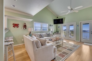 TV - 🌴Pelican Pointe-Stunning Canal Views w/ Fishing Dock!🌴 (Carolina Beach)