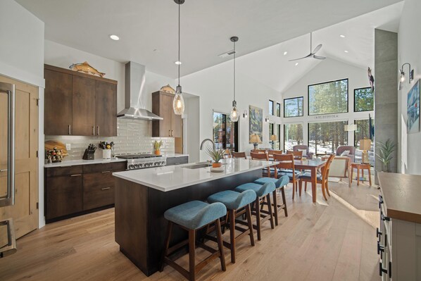 Fridge, microwave, oven, stovetop - Forestbrook Escape with Access to Exclusive Golf (Sunriver)