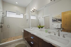 Hair dryer, towels - Forestbrook Escape with Access to Exclusive Golf (Sunriver)