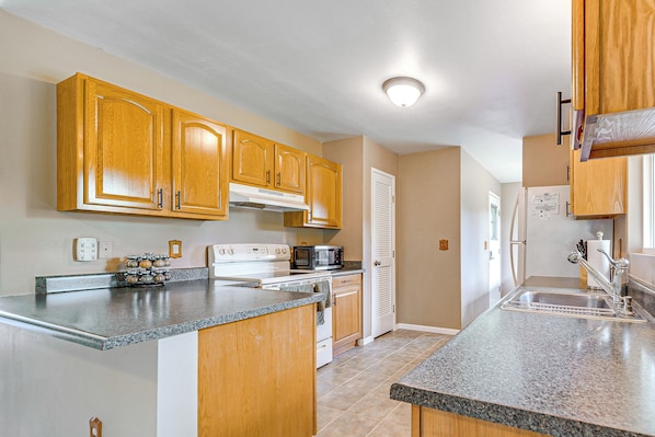 House (3 Bedrooms) | Interior - Pahoa Home w/ Fenced-in Yard: Near Hilo & Parks (Pahoa)