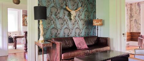 House (4 Bedrooms) | Living area | TV, fireplace, books