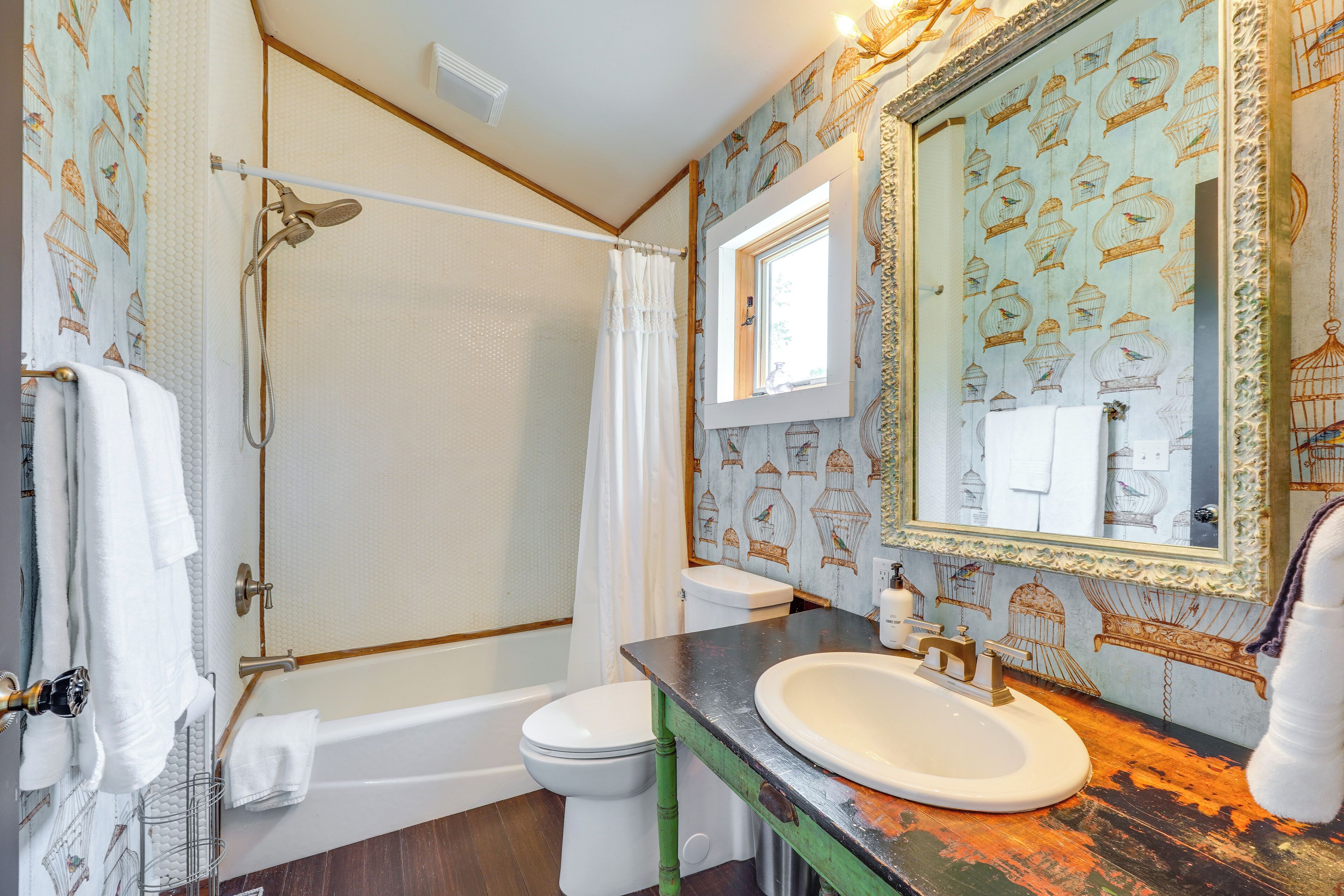 Un baño con bañera, inodoro y lavamanos.